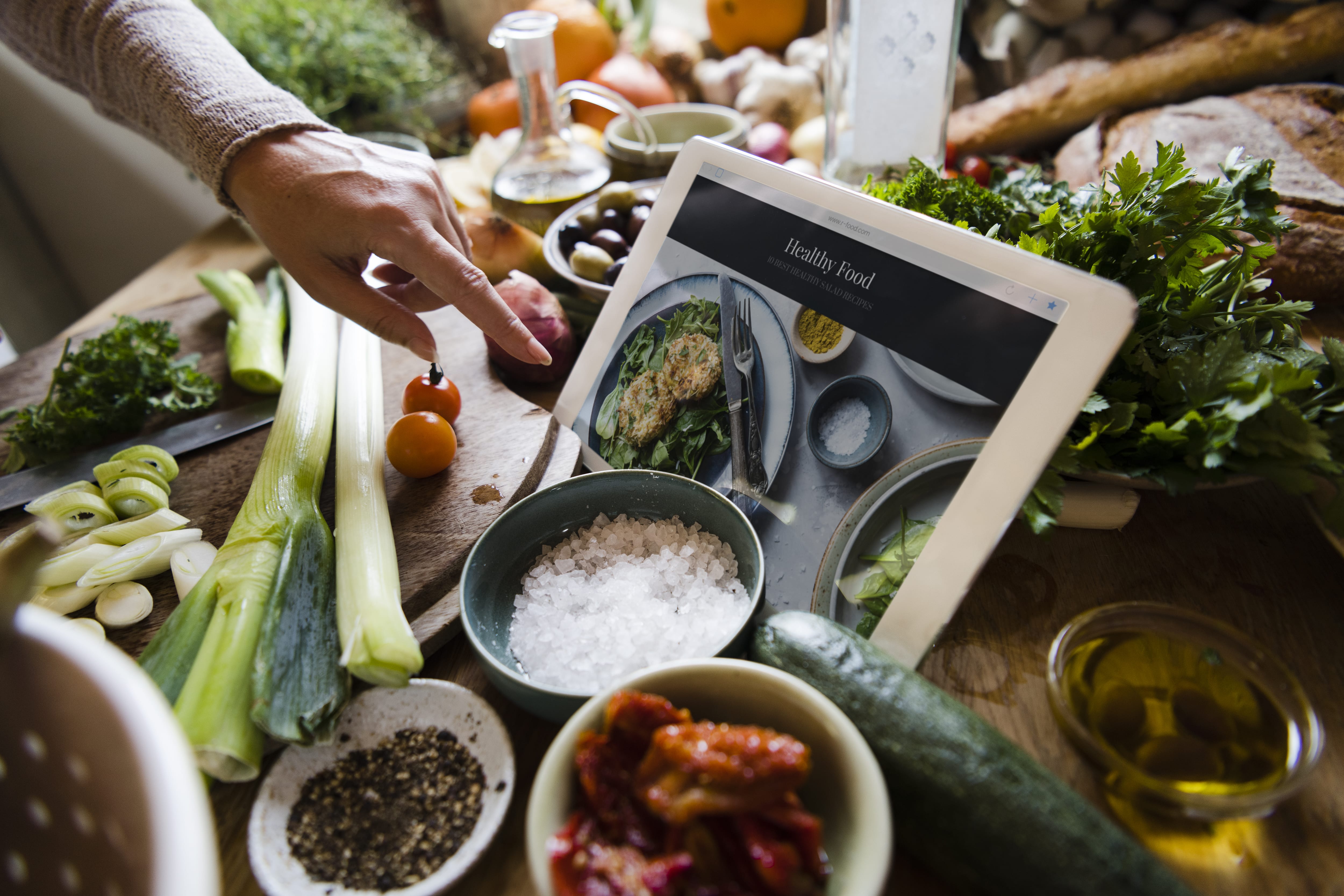 A digital tablet in the middle of a busy kitchen bench Die individualisierte Ernährungsberatung nach den Qualitätsstandards von Diolosa & Morell beinhaltet nicht nur die fundierte Analyse einer Person, sondern begleitet auch die praktische Umsetzung einer solchen Beratung.