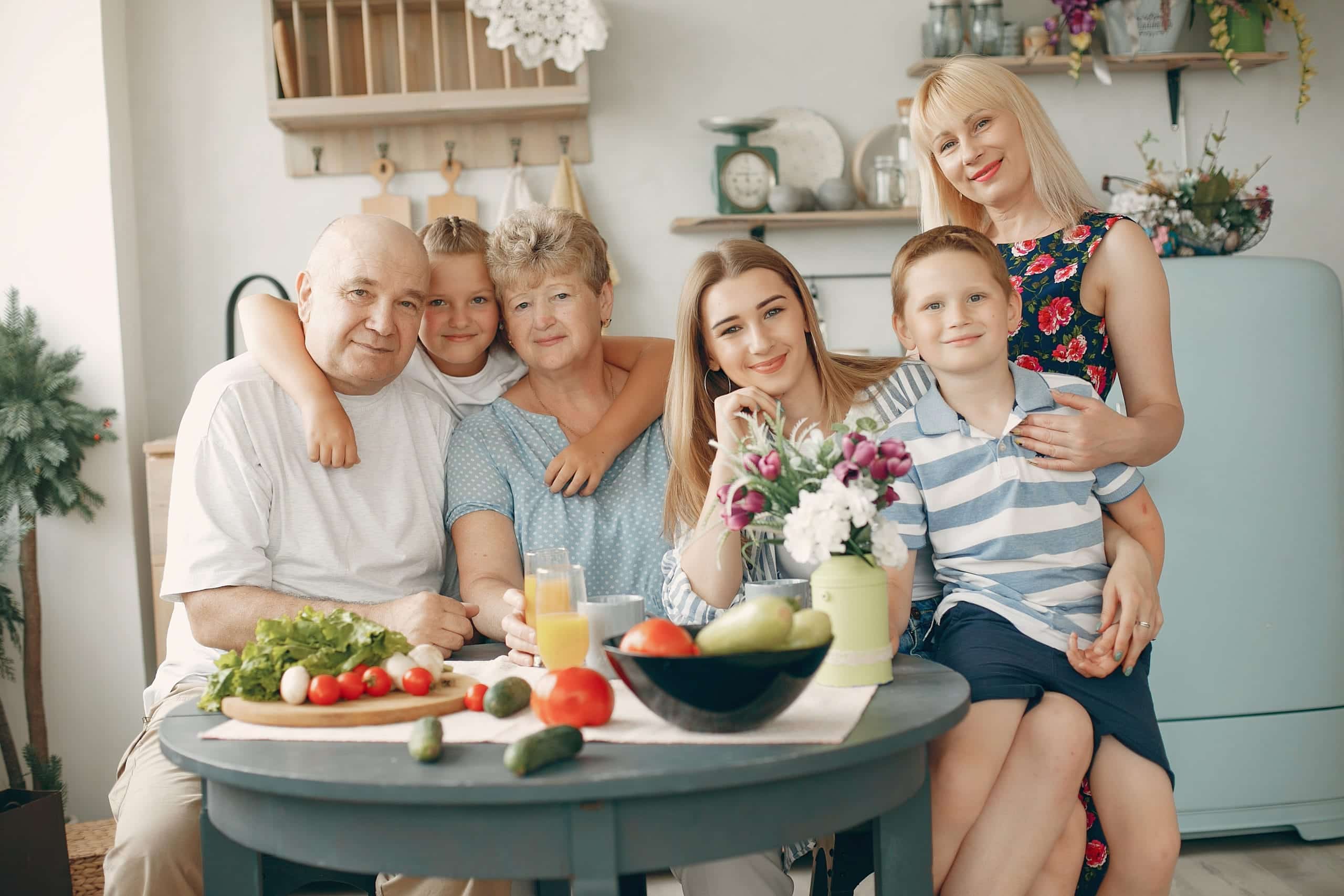 Großfamilie in der Küche Die individuelle Konstitution beeinflusst die Gesundheit - ältere Menschen brauchen eine anderen Ernährung als jüngere.